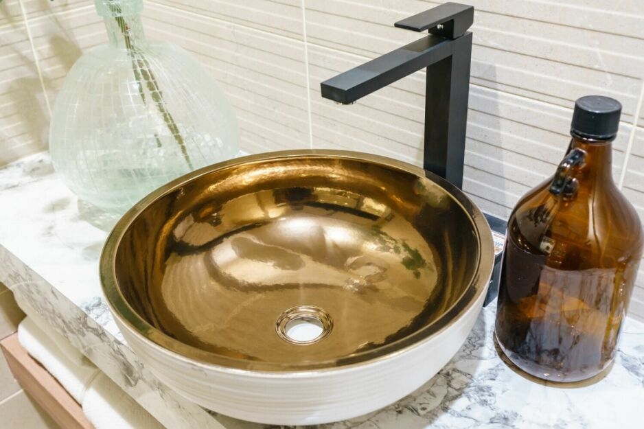 black bathroom tapware